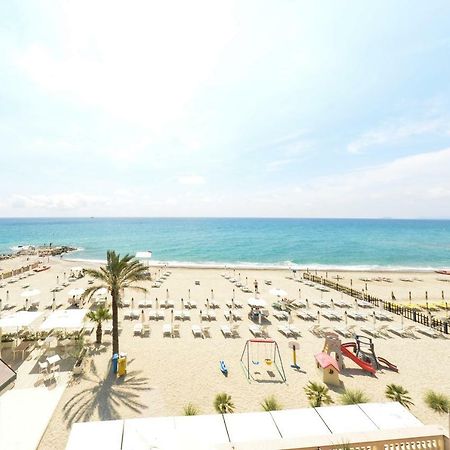 Blu Sea Apartments Pietra Ligure Bagian luar foto