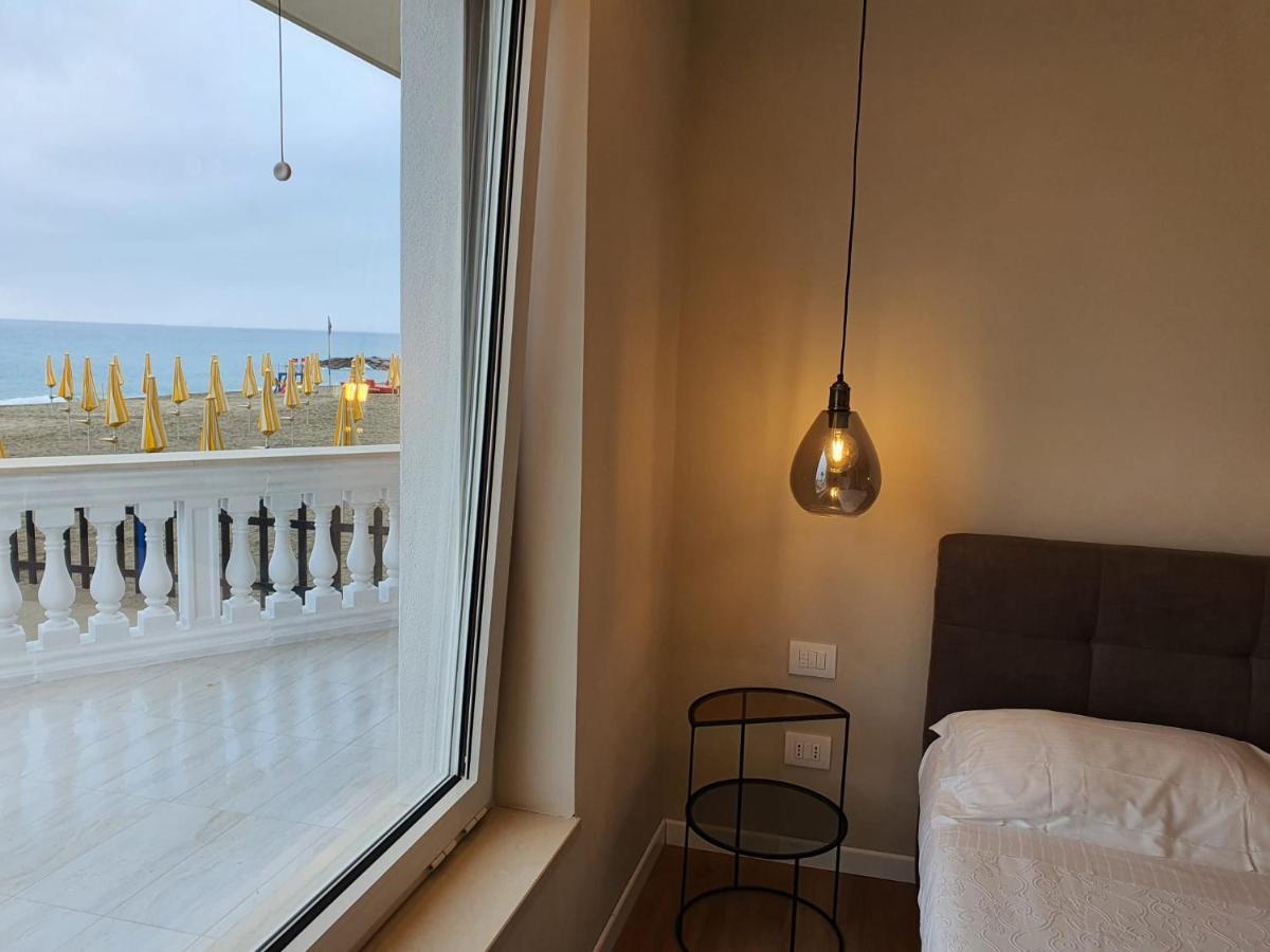 Blu Sea Apartments Pietra Ligure Bagian luar foto