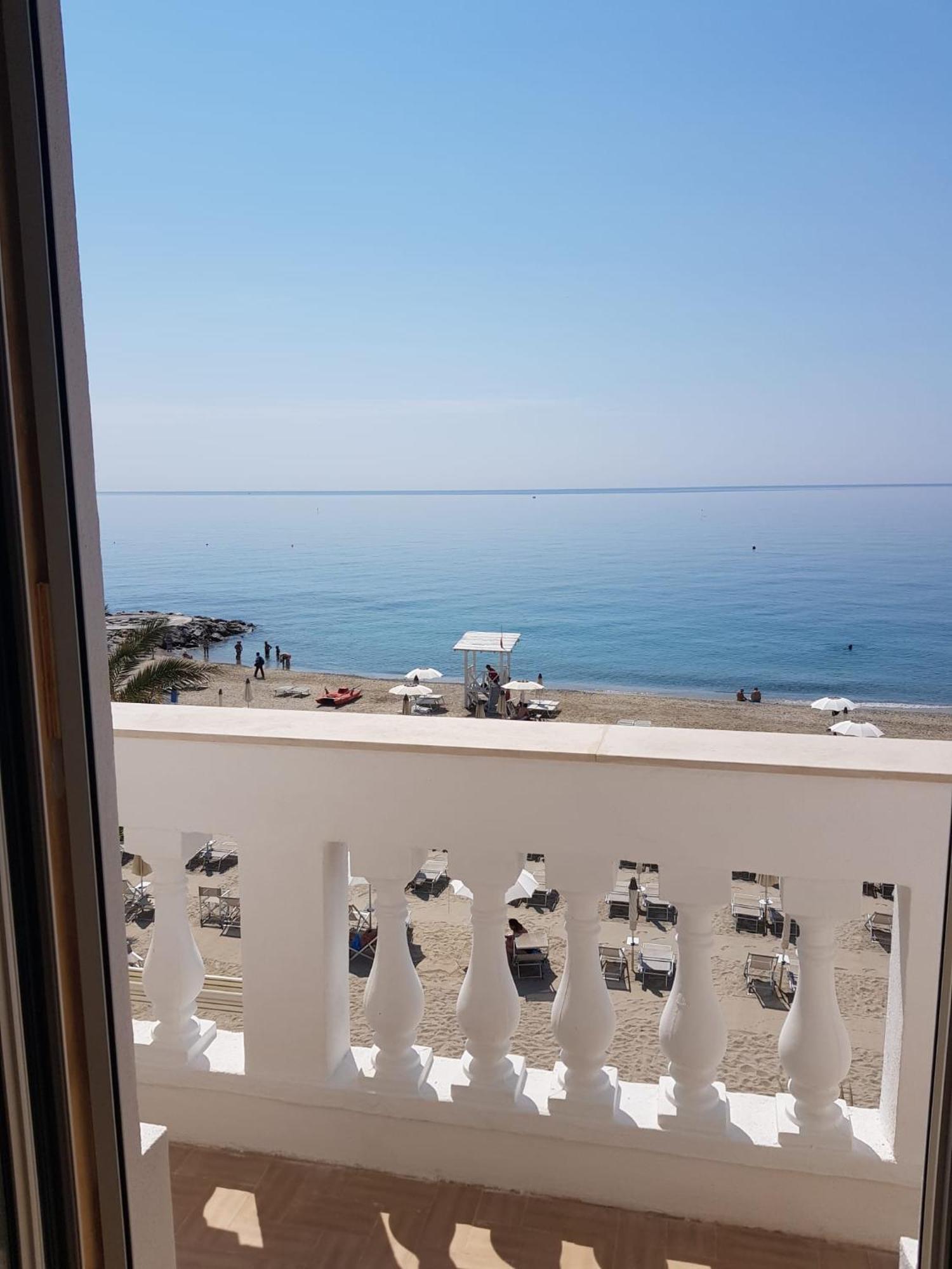 Blu Sea Apartments Pietra Ligure Bagian luar foto