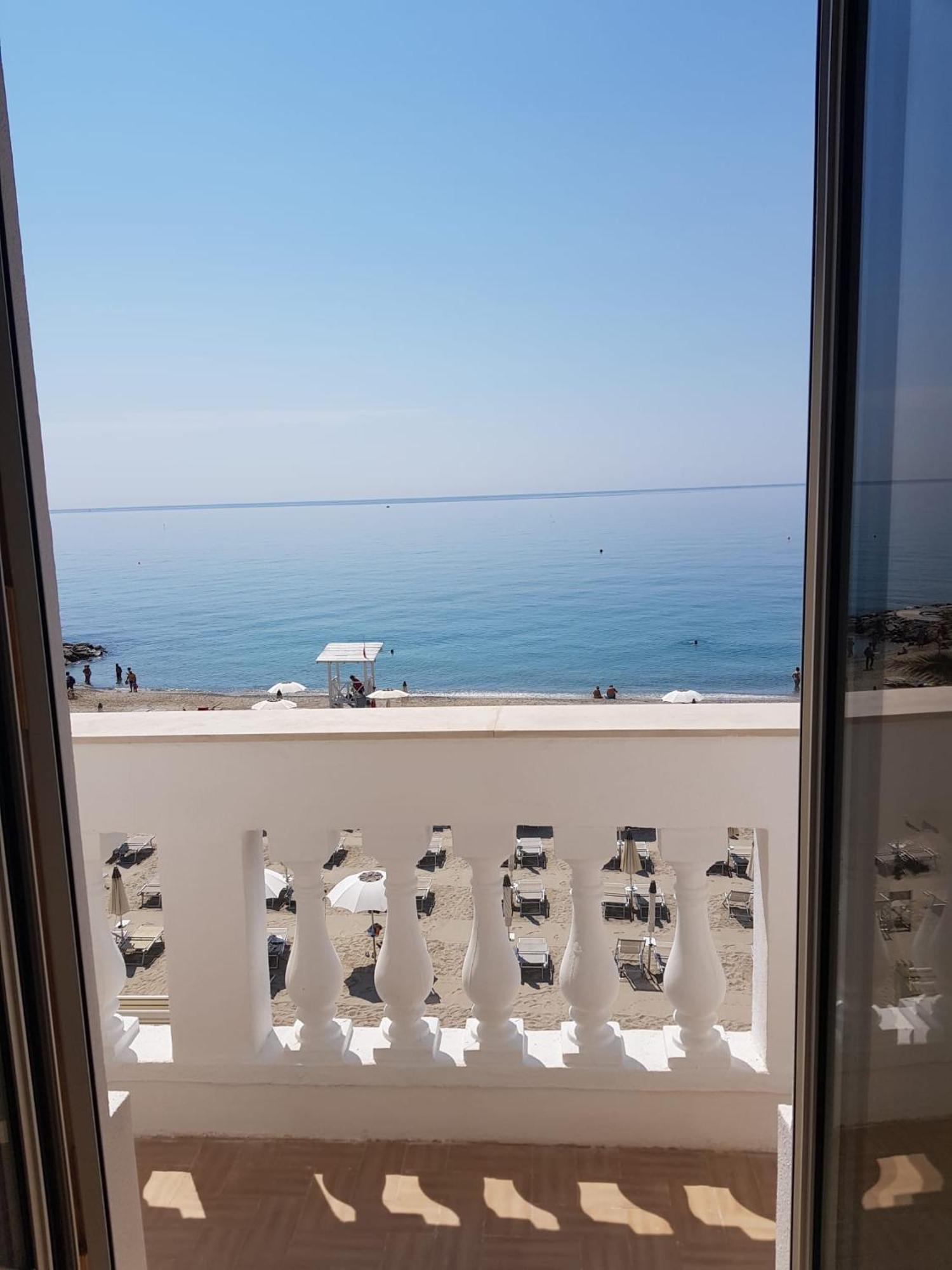 Blu Sea Apartments Pietra Ligure Bagian luar foto