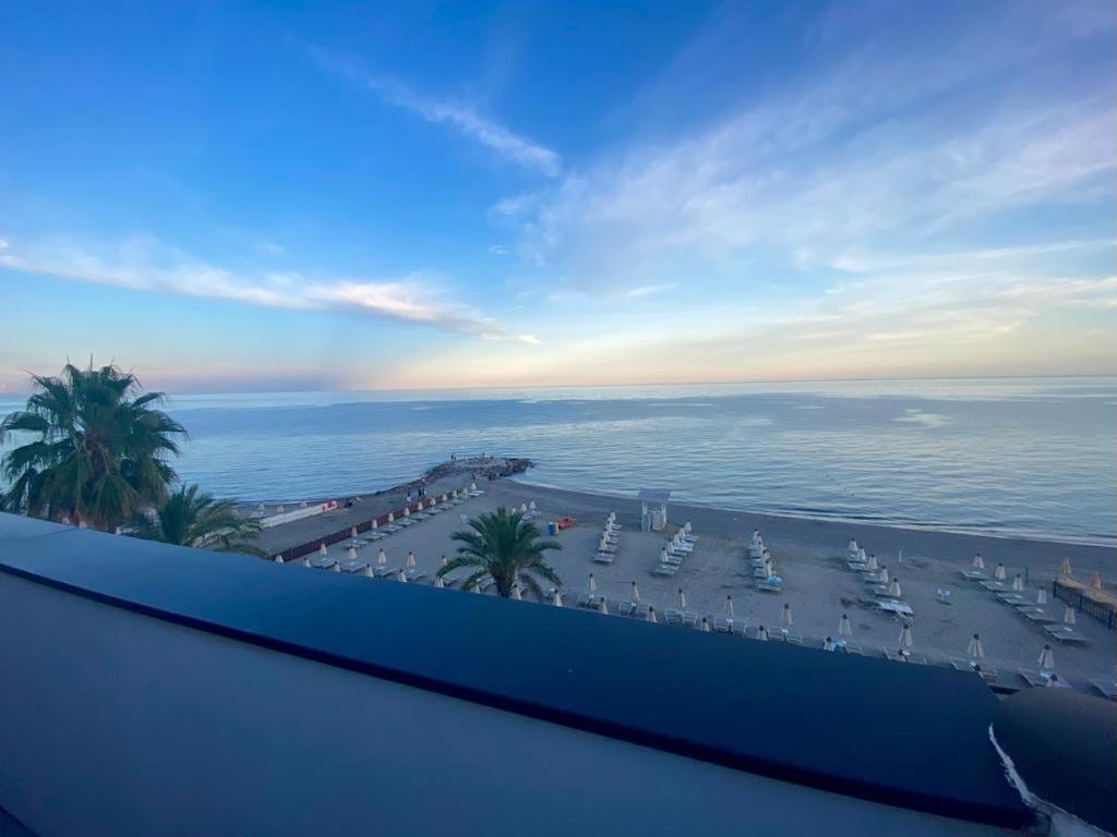 Blu Sea Apartments Pietra Ligure Bagian luar foto