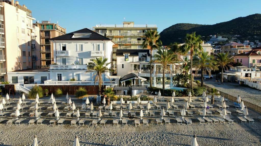 Blu Sea Apartments Pietra Ligure Bagian luar foto