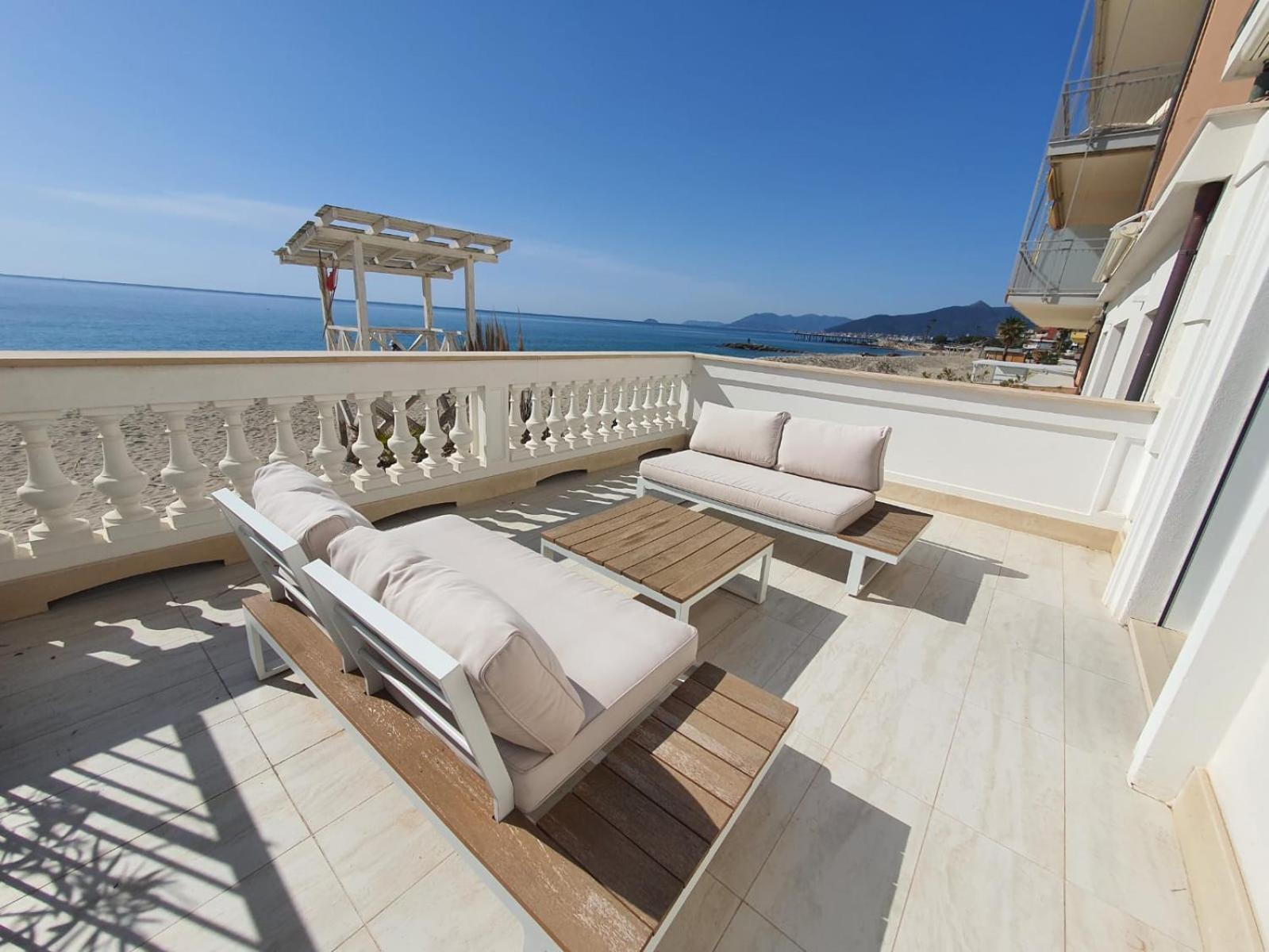 Blu Sea Apartments Pietra Ligure Bagian luar foto