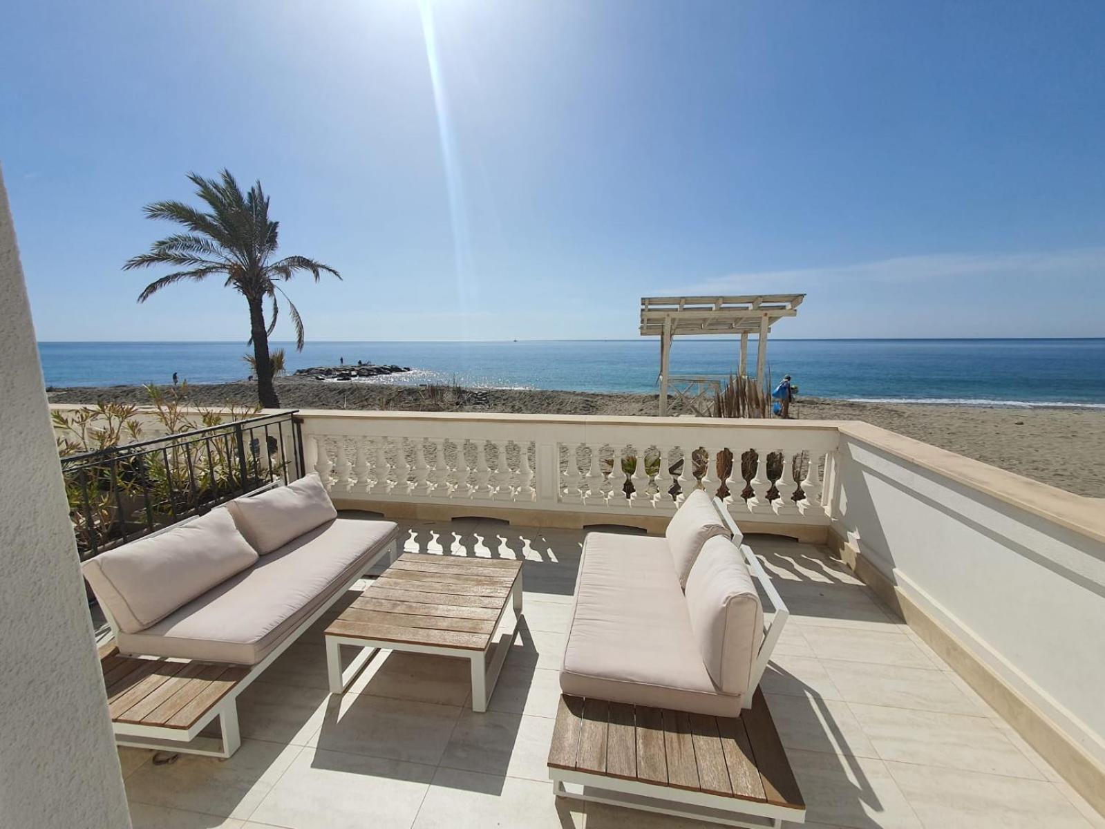 Blu Sea Apartments Pietra Ligure Bagian luar foto